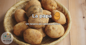 Cesta de mimbre llena de papas frescas sobre una mesa de madera