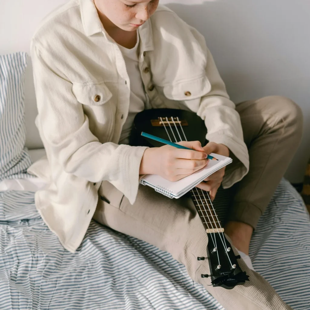 El Subjuntivo en la Música pexels mikhail nilov 7573177 scaled e1767663158784